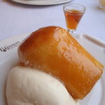 ルグドゥノム ブション リヨネ - ラム酒風味のババ。