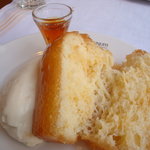 ルグドゥノム ブション リヨネ - ラム酒風味のババ。