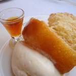 ルグドゥノム ブション リヨネ - ラム酒風味のババ。