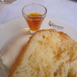 ルグドゥノム ブション リヨネ - ラム酒風味のババ。