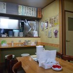 らぁめん とん平 - 店内と壁のメニュー