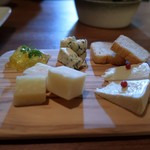 イタリアンバル ピソラ - ３種のチーズ盛り合わせ