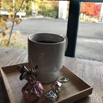 そば舎 あお - 窓の外に紅葉が見える