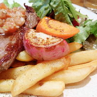 Bistro Buzz 赤坂 - 牛肉の鉄板焼きワンプレート(税込み１５００円)