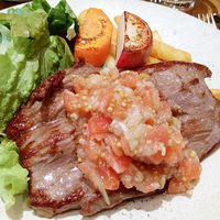 Bistro Buzz 赤坂 - 牛肉の鉄板焼きワンプレート(税込み１５００円)