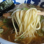 もんごい亭 丹那本店 - 麺は低加水率でスクエアーな中細ストレート