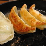 モヒカンらーめん - 鉄鍋ぎょうざセットのぎょうざ