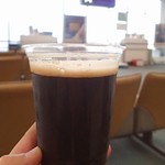 国内線搭乗待合室売店 - スワンレイク黒生ビール；苦み走った中々強いスタウトです(o^-')b @2017/10/24