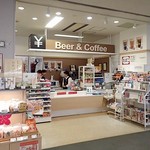 国内線搭乗待合室売店 - 売店外観；ビールは３種類置いてありました(^^♪～ @2017/10/24