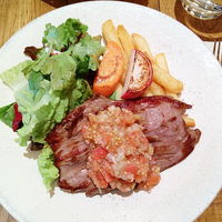 Bistro Buzz 赤坂 - 牛肉の鉄板焼きワンプレート(税込み１５００円)