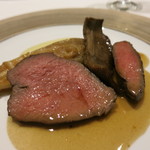 ル・マンジュ・トゥー - 北海道白糖町茶路産仔羊　1頭買いのシンタマ　アンディーブのソテー　フランス産ジャガイモ　ラットのピュレ