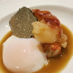 ル・マンジュ・トゥー - オマール海老とサマートリュフ　63.5℃で90分の半熟玉子　オマール海老の殻と身のソース