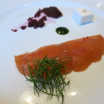北海道産サーモン　桜チップの燻製　ビーツソース　ディル　ホワイトクリームチーズのパンナコッタ