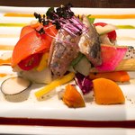 飛騨牛グリルばくろ - トップにはサーモンと小鯵のマリネ