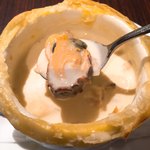 飛騨牛グリルばくろ - 中には、あさり、ホタテ、タコなどたくさんの具が。