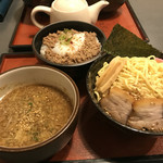 らーめん 三日月 - つけめん醤油とのっけ丼(そぼろと温玉)