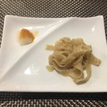 らぁ麺やまぐち - 最初は麺だけを味わいます (秋の限定「ポルチーニ香る新麦そば」1080円)