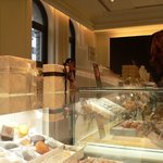 銀座メゾン アンリ・シャルパンティエ - アンリ銀座店内焼き菓子コーナー