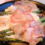 チェロステラート ウィンザー - アスパラと半熟卵とイタリアンハムの窯焼き