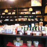 小手川商店 - 店内には、フンドーキンの商品が並び、その場で購入できます