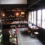 小手川商店 - 昔からの商店という感じ。この片隅で食事をいただきます。