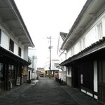 小手川商店 - 左側がお店、右側が母体の酒造会社。こちらも見学＆購入可能。