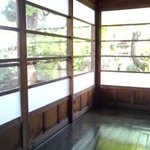 Houtou Dokoro Ishihara - 座敷のまわりは広くて磨かれた縁側