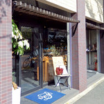 Patisserie TATSUHITO SATOI - 店舗外観。入り口の右隣はテイクアウト用窓口？