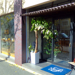 Patisserie TATSUHITO SATOI - 店舗外観。店舗の正面左には全面ガラスのイートインスペースがある。ロールカーテンやブラインドがないため、まんま温室状態で暖かかった。