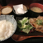 裏恵比寿　自然生村 - トロ豚の炙り焼き膳 1000円