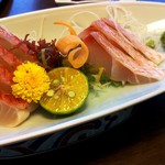 創作島料理・寿司処 ゆんたく - アカマチのお造り（９５０円）。