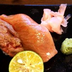 創作島料理・寿司処 ゆんたく -  石垣産黒毛和牛炙り握り寿司（２貫）９７２円。