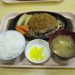 Ushiya - 白ご飯に揚げとワカメのお味噌汁、刻みたくあん付き