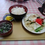 京屋食堂 - 野菜炒め定食。みさいあんだ、このシーメーの量。んまれたどぎがらどんぶりめし（はｎだや乙）。