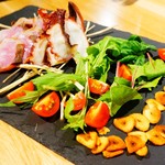 クラフトビアハウスモルト - 藁の燻製で仕上げる”本日の鮮魚のカルパッチョ”