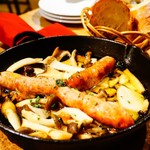 クラフトビアハウスモルト - 桜燻製セセリのソーセージといろいろキノコのアヒージョ