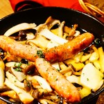 クラフトビアハウスモルト - 桜燻製セセリのソーセージといろいろキノコのアヒージョ