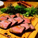 クラフトビアハウスモルト - ピートで香ばしく燻製した和牛のビステッカとトリュフ香る自家製ソーセージ