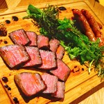 クラフトビアハウスモルト - ピートで香ばしく燻製した和牛のビステッカとトリュフ香る自家製ソーセージ