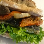 セ・トレボン - 鯖のサンドイッチ、パンにクルミ
