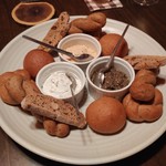 健菜樂食 Zen - 全粒粉１００％自家製パン盛り合わせ  3種のディップ （サーモン　アンチョビ　サワーチーズ） おかわりOK ！ 全粒粉の香ばしい香りのするとても美味しいパンです。