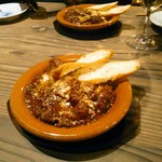 天城黒豚の店 橋本ホルモン - いつもはお通し(税込４００円)は生の彩り野菜のバーニャカウダですが、今日はもつのトマト煮。一皿に２人前ずつ。管とか豚の内臓なんでしょうね。すじ肉も入っていました。