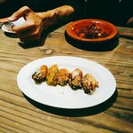 天城黒豚の店 橋本ホルモン - カキの燻製オイル漬け　税込７００円　自家製なのかな、旨味の凝縮感。