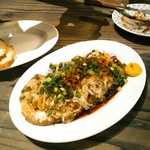 天城黒豚の店 橋本ホルモン - 自家製チャーシュー　税込８００円　チャーシューは高座豚で作る時も高座豚じゃない時もあるそう。白髪葱とあさつきを散らして。厚くも薄くもないトロトロにとろけるものが５枚。