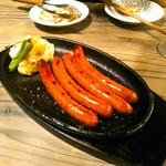 天城黒豚の店 橋本ホルモン - 炭焼チョリソー　多分税込７００円くらい　後から来る辛さ。汗が止まらない者もいました(笑)。ポテサラと獅子唐を添えて。