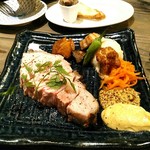 天城黒豚の店 橋本ホルモン - 門倉デュロック炭焼ポーク(200g)　税込２５００円　３時間以上炭火焼にされた高座豚のロースト。焼き野菜が幾つかとポテサラ添え。２種類のマスタードソースと塩で。