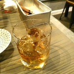 天城黒豚の店 橋本ホルモン - マルスのコスモ　税込６００円　有名なのかな、国産のウィスキーをロックで。他に赤ワインはグラス(税込６５０円)なら勝沼醸造のフォーゴも頂きました。