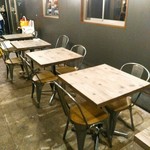 天城黒豚の店 橋本ホルモン - すっきりとシンプルな店内。