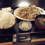 定食 伊賀 - 肉ニラもやし炒め定食。ご飯大盛り。