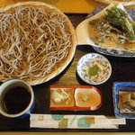 手打そば 石橋庵 - 田舎せいろ、７００円と、季節の天ぷら５００円。山菜・筍は特別に旨い。